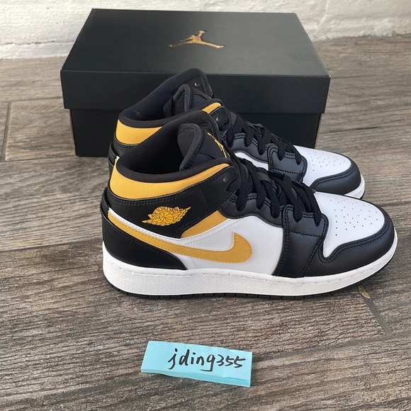 Air Jordan 1 Mid Youth/Women’s Sneakers - Picture 3 of 7